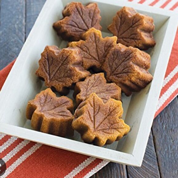 Nordic Ware Maple Leaf muffin pan - Picture 4 of 6